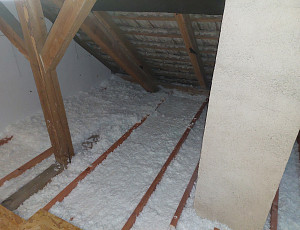 Zateplení stropu zděného rodinného domu pomocí foukané izolace